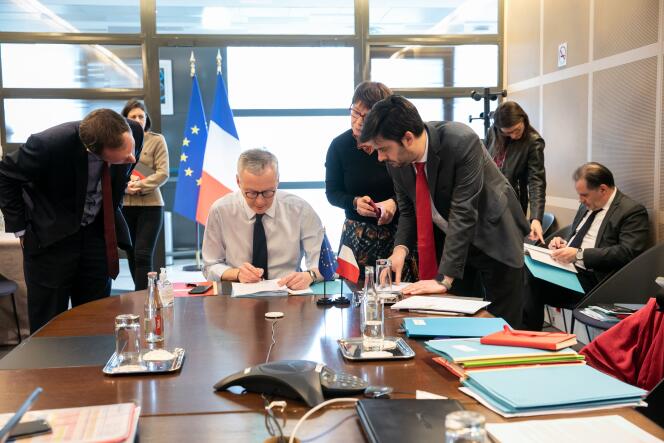 Le ministre de l’économie et des finances, Bruno Le Maire, en visioconférence avec ses homologues européens, depuis Bercy à Paris, le 16 mars.