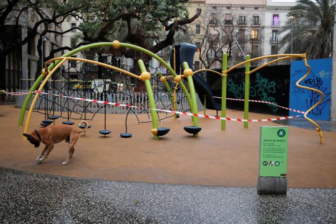 Une aire de jeux pour enfants fermée dans le cadre des mesures de confinement pour enrayer l’épidémie de Covid-19, à Barcelone, le 16 mars.