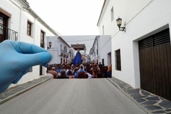 Dans une rue déserte de Ronda en Espagne, on brandit une image de la procession de la Semaine sainte prise au même endroit l’année précédente, le 5 avril 2019.