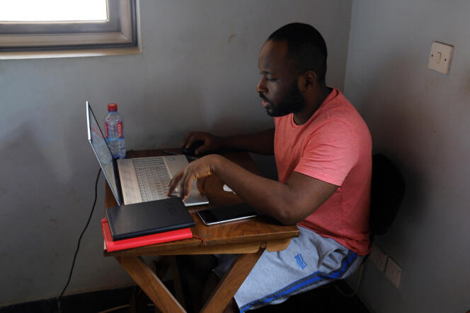 Un consultant financier ghanéen télétravaille depuis son domicile, à Accra, le 6 avril 2020.
