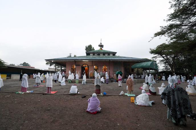 Des othodoxes prient à distance les uns des autres pour se protéger du coronavirus, à l’église Saint-Michael d’Addis-Abeba, le 1er avril 2020.