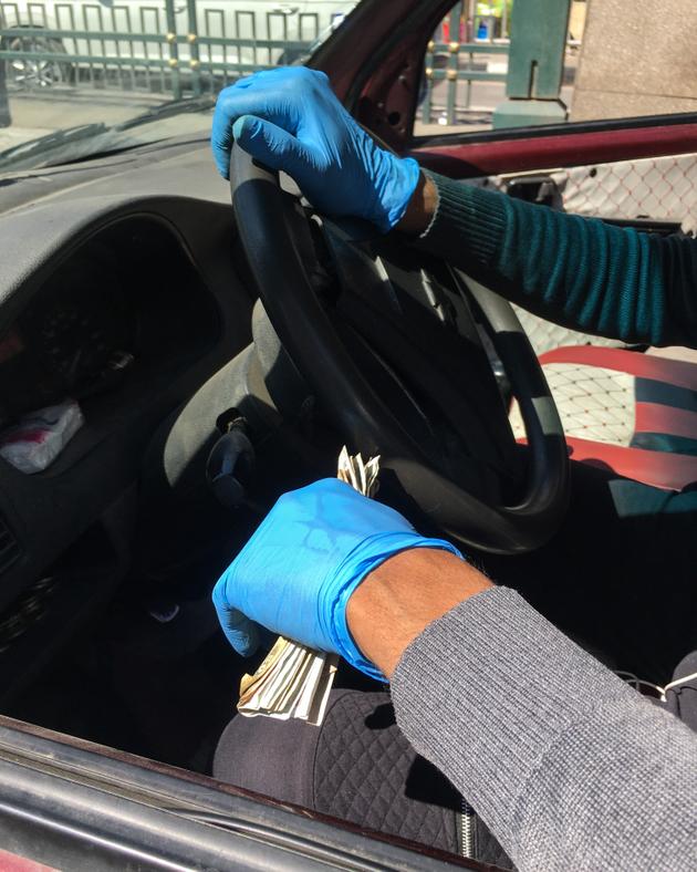 Les mains d’un chauffeur d’un microbus (un moyen de transport très utilisé au Caire, entre le taxi et le transport en commun), le 16 mars.