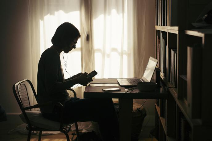 Une femme travaille de chez elle, le 7 avril, au 22e jour du confinement décrété par les autorités françaises pour lutter contre la propagation du coronavirus.
