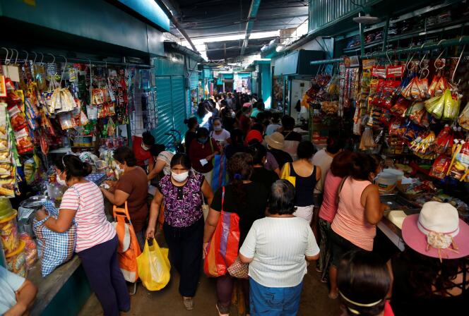 Des femmes font leur marché, le 7 avril à Lima, alors que le gouvernement a instauré des jours de sortie différenciés selon les sexes.