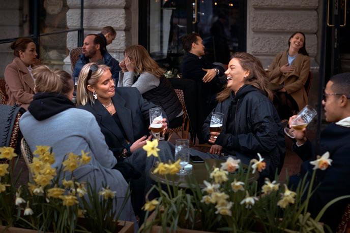 De nombreuses personnes profitent du printemps et des terrasses de café, à Stockholm, le 8 avril.