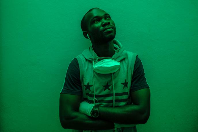 Moïse, 34 ans, originaire de Fatick, gérant de la boutique d’alcool « Ma joie », dans le quartier de Ouakam à Dakar, en avril 2020.