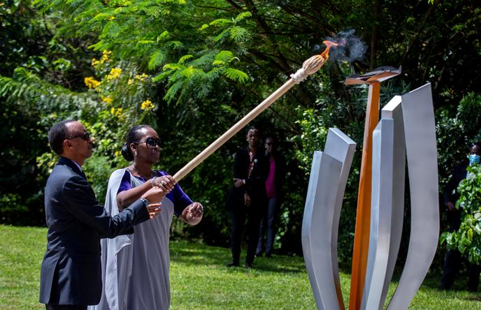 Le président rwandais Paul Kagame et son épouse Jeannette allument « la flamme de l’espoir », à Kigali, le 7 avril 2020.