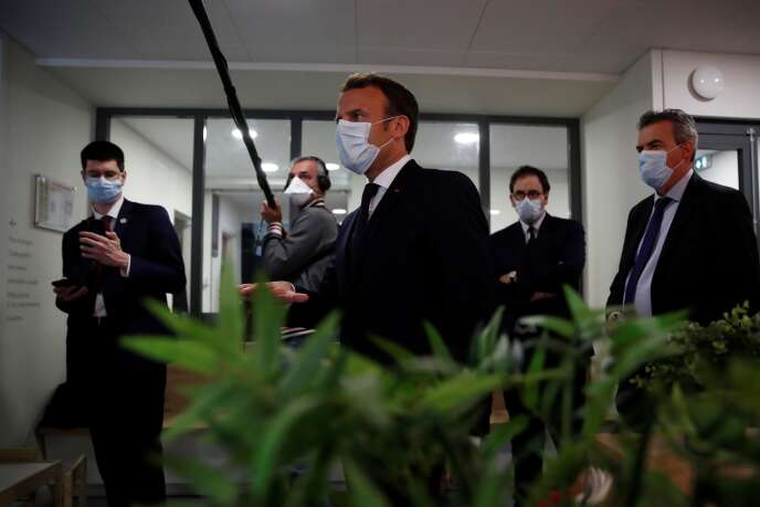 Emmanuel Macron s’entretient avec des professionnels de la santé, lors d’une visite dans un centre médical, le 7 avril à Pantin (Seine-Saint-Denis).