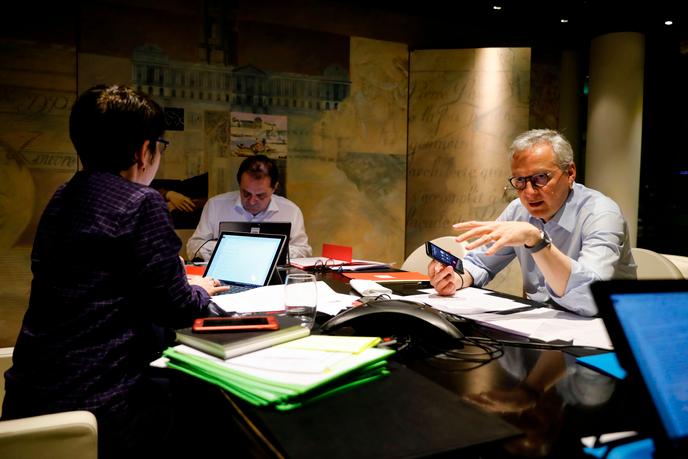 Le ministre français de l’économie et des finances, Bruno Le Maire, en discussion téléphonique avec Mario Centeno, le président de l’Eurogroupe, le 7 avril, à Paris.