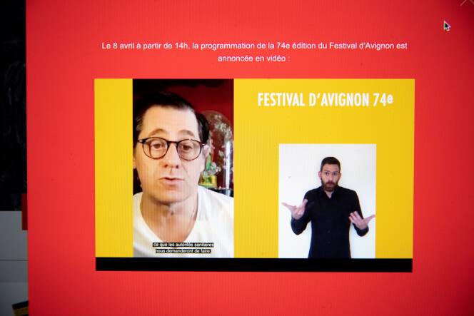 Une capture d’écran prise à Paris, le 8 avril, montre le directeur du Festival d’Avignon, Olivier Py, annonçant en direct sur le site du Festival le programme de l’édition 2020.
