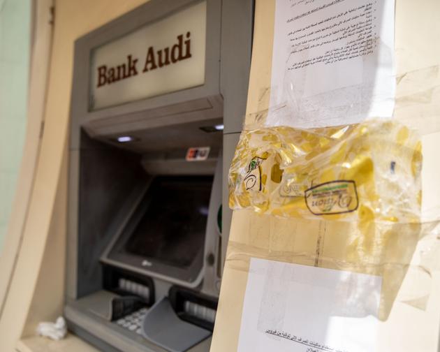Un paquet de mouchoirs en papier vide, mis à la disposition des clients d’une banque.