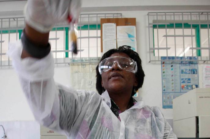 Une chercheuse ivoirienne à l’Institut Pasteur d’Abidjan, en mars 2013.