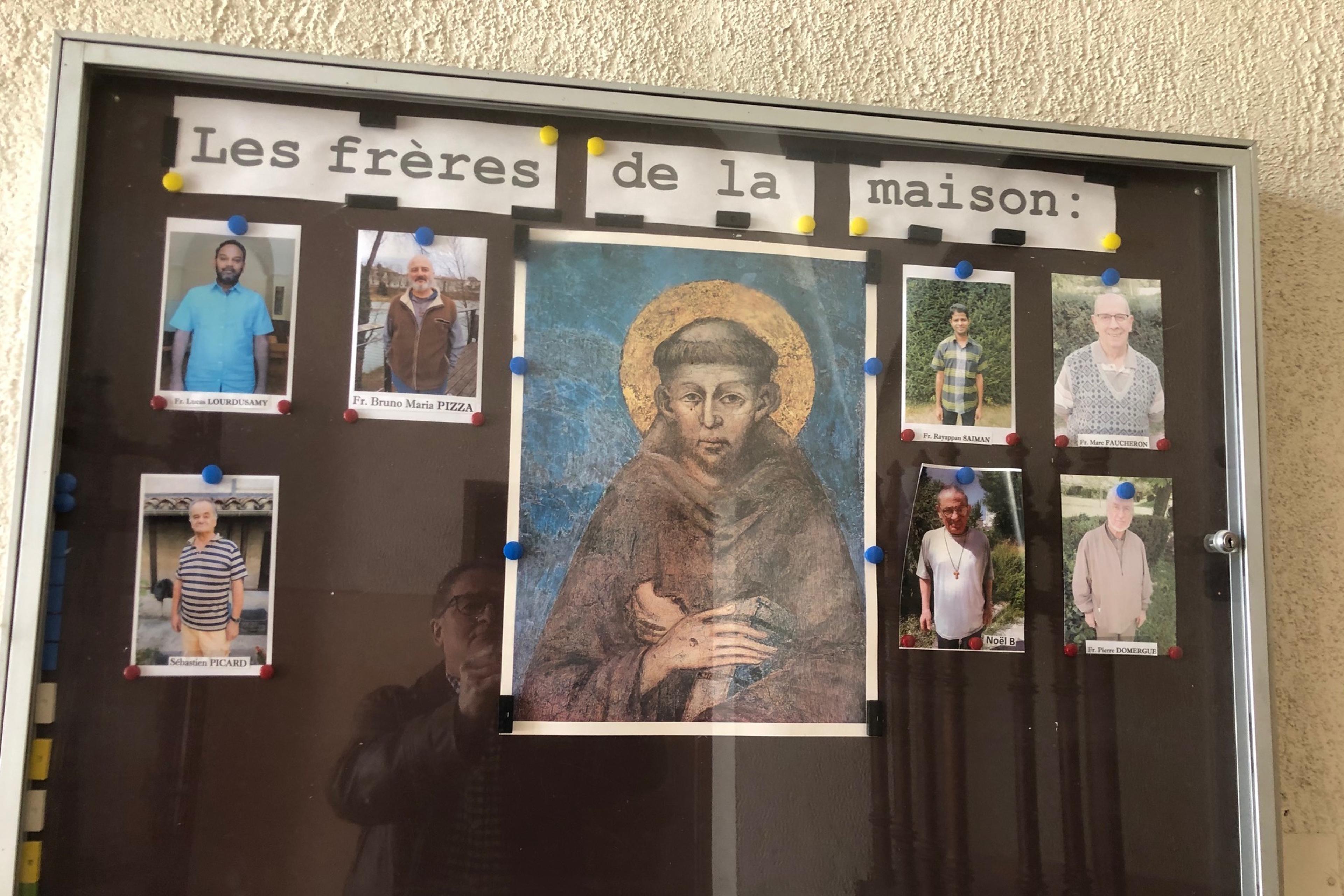 Au couvent de Crest (Drôme), la photo des frères ayant survécu au Covid-19, avant le décès, du frère Pierre Domergue, le 10 avril.
