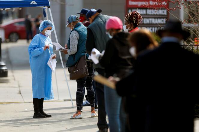 Une file d’attente pour le dépistage du SARS-CoV-2, devant l’hôpital Roseland Community à Chicago (Illinois), le 7 avril.