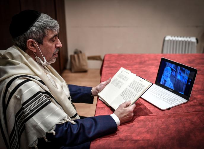 Une minorité de rabbins libéraux, comme Philippe Haddad de la synagogue de la rue Copernic à Paris (ici le 28 mars), ont choisi de célébrer Pessah en ligne.