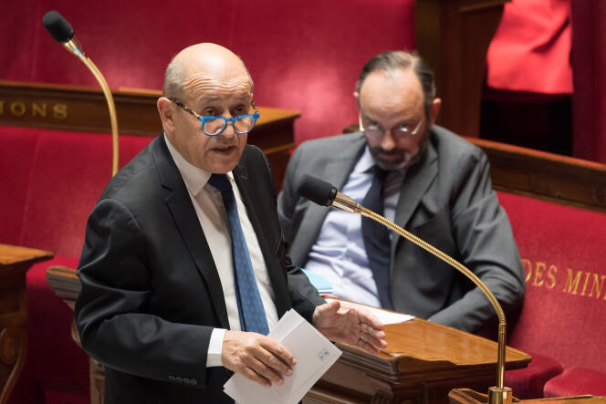 Le ministre français des affaires étrangères, Jean-Yves Le Drian (à gauche), et le premier ministre, Edouard Philippe, à l’Assemblée nationale, à Paris, le 24 mars 2020.