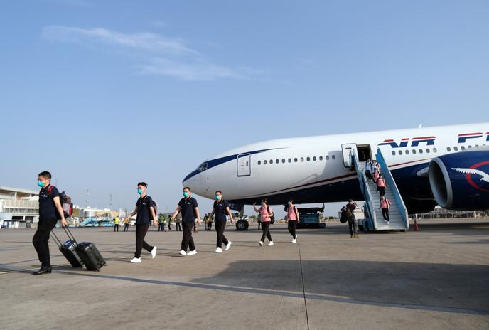 Des médecins chinois arrivent à l’aéroport d’Abuja, le 8 avril 2020, pour conseiller les autorités nigérianes dans la lutte contre le coronavirus.