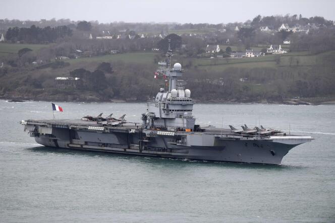 Le porte-avions « Charles-de-Gaulle » dans la rade de Brest, en mars.