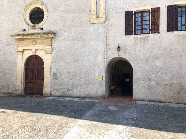 L’entrée de la chapelle du couvent de Crest, dans la Drôme.