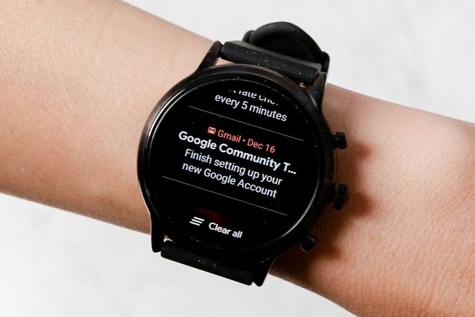 Wear OS transmet les notifications rapidement mais il peut être pénible de faire défiler de longues chaînes de messages.