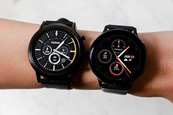 La Gen 5 de Fossil (à gauche) et la Galaxy Watch Active2 de Samsung (à droite).