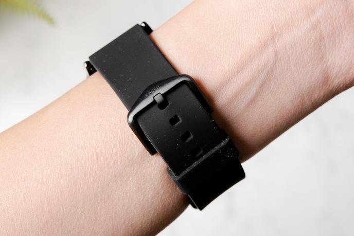 Fossil propose un bracelet en silicone, en cuir ou en métal en fonction du modèle que vous choisissez.