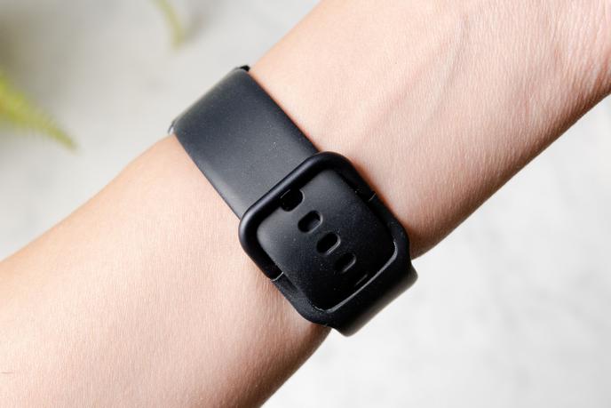 La Galaxy Watch Active2 est dotée d’un bracelet en silicone léger mais résistant qui ne colle pas au poignet comme certains modèles moins chers. Crédits photo : Sarah Kobos