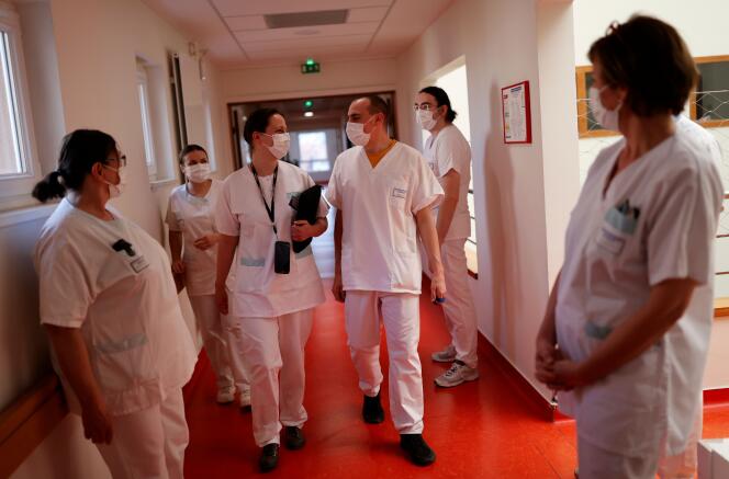 Le personnel soignant de l’hôpital départemental de Bischwiller, près de Strasbourg, pendant un confinement, 9 avril.