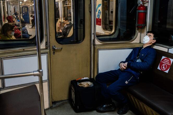 Un livreur dans le métro de Moscou, le 8 avril.
