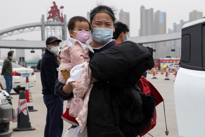 Une résidente de la ville chinoise de Wuhan, sur le point de sortir de la ville, déconfinée le 8 avril.