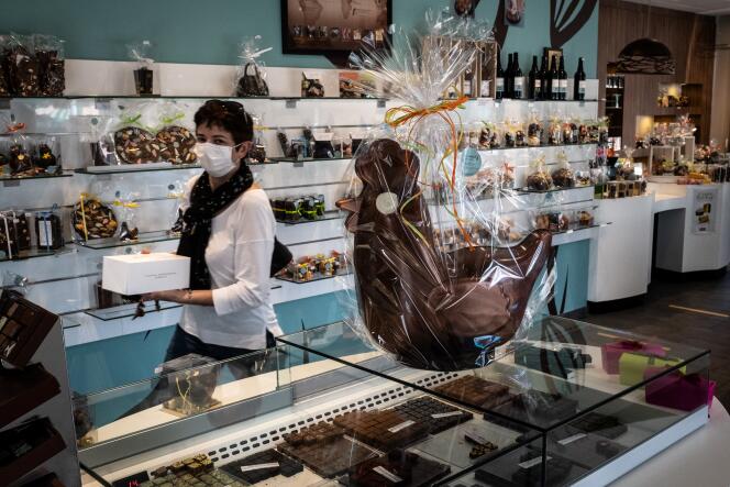Dans une boutique du pâtissier-chocolatier Didier Girard, à Vourles (Rhône), près de Lyon, le 7 avril.