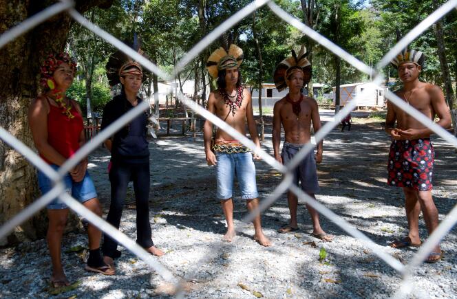 Des membres de la tribu Pataxo, à l’entrée de leur village de Nao Xoha, le 25 mars dans l’Etat brésilien du Minas Gerais.
