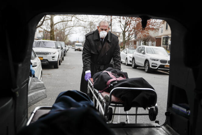Tom Cheeseman charge le corps d’une victime du Covid-19 dans sa camionnette, dans le quartier de Brooklyn à New York, le 3 avril.