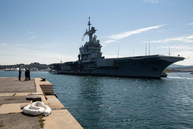 Le porte-avion Charles de Gaulles à Toulon, le 12 avril. Plus d’un tiers de ses marins a contracté le virus, probablement après une escale à Brest.