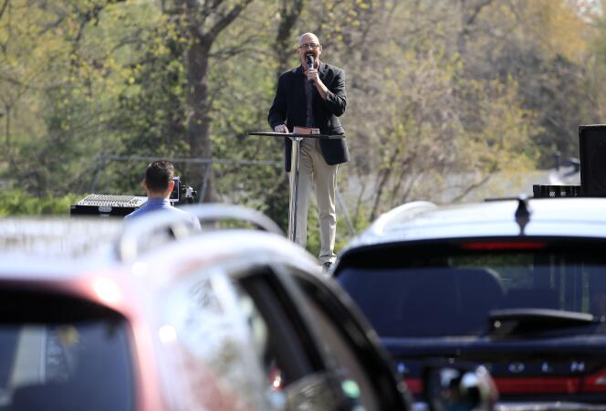 Le pasteur Chuck Salvo prononce son sermon au drive-in de l’église On Fire Christian, le 5 avril à Louisville (Kentucky).