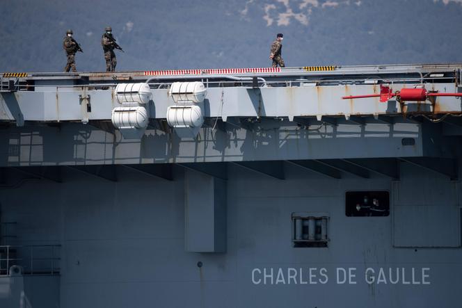 Le porte-avions « Charles-de-Gaulle », dans le port de Toulon, le 12 avril 2020.
