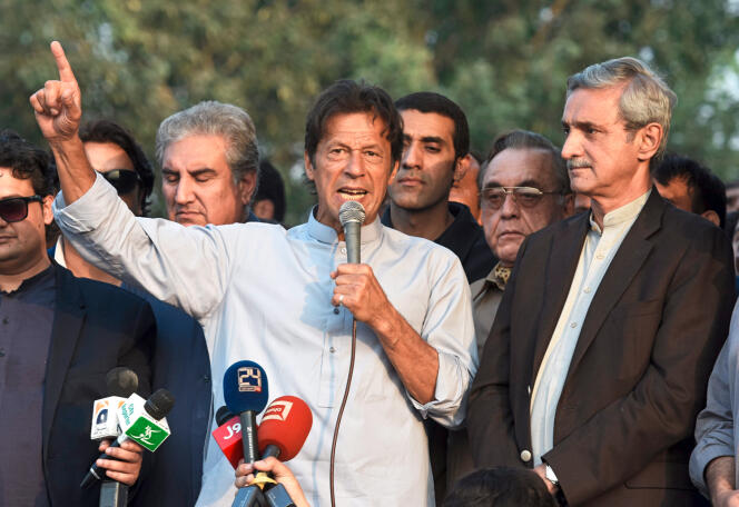 Le premier ministre, Imran Khan (au centre), et le milliardaire Jahangir Tareen (à droite), qui fait partie des personnalités accusées d’avoir manipulé les cours des denrées. Ici, en 2016.