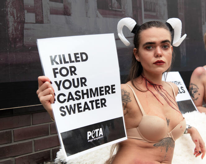 Une membre de l’association PETA manifeste, le 14 janvier à Berlin, pendant les défilés de la Semaine de la mode allemande.