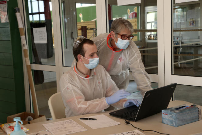 Des volontaires de la Croix-Rouge se préparent avant une campagne de tests dans un gymnase, le 19 mars, à Saint-Jean-de-Luz (Pyrénées-Atlantiques).