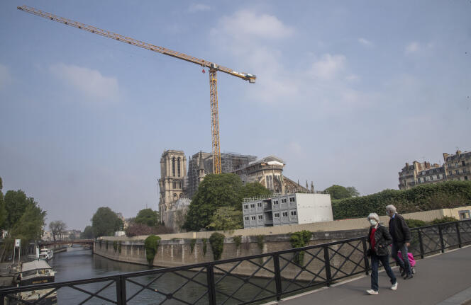 La cathédrale Notre-Dame de Paris, pendant la période de confinement liée au Covid-19, le 13 avril.