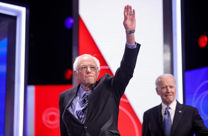 Bernie Sanders et Joe Biden, sur la scène du dixième débat des primaires démocrates, à Charleston, en Caroline du Sud, le 25 février.