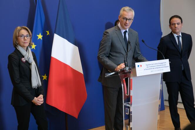 Bruno Le Maire (au centre), ministre de l’économie et des finances , avec Florence Lustman, présidente de la Fédération française de l'assurance, et Cédric O, secrétaire d'Etat au numérique, en janvier 2020 à Paris.