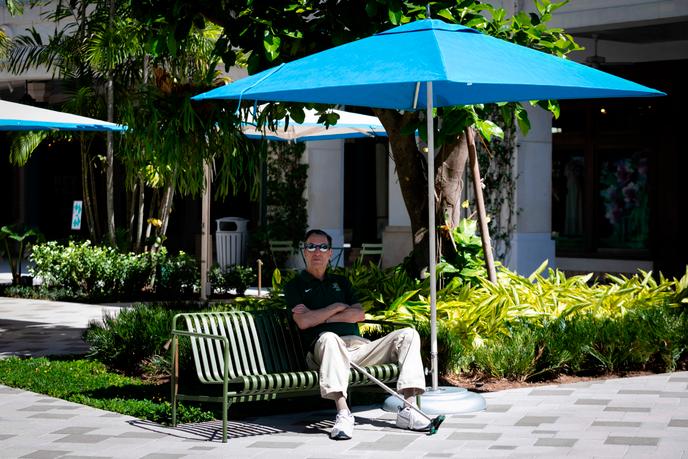 Un senior sur une terrasse de café, le 12 mars à Palm Beach (Floride).