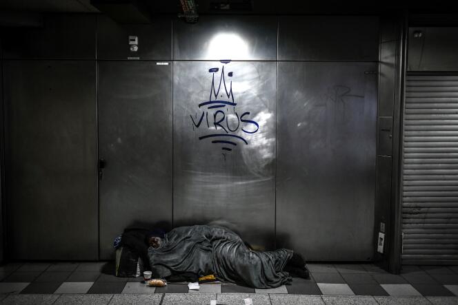 Un homme dort dans les couloirs de la Gare de Lyon, à Paris, le 9 avril 2020. 