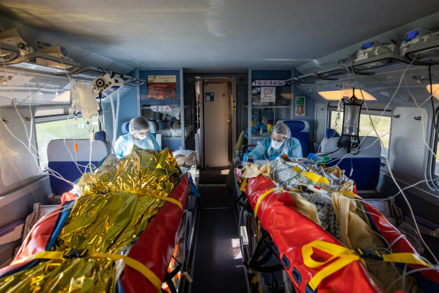 Durant le trajet, les patients sont placés sous la surveillance du personnel médical.