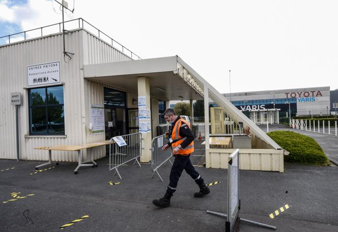 Devant l’usine Toyota à Onnaing (Nord), près de Valenciennes, le 14 avril.