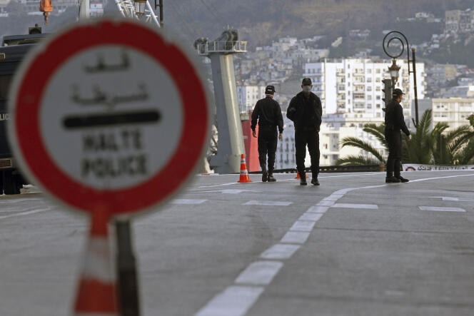 Des policiers se tiennent à un checkpoint, pour faire respecter le couvre-feu, le 8 avril à Alger.