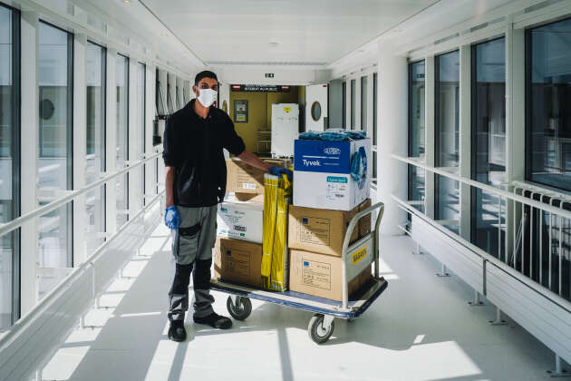 Amine Brick, transporteur, achemine du matériel au bloc opératoire de l'hôpital.