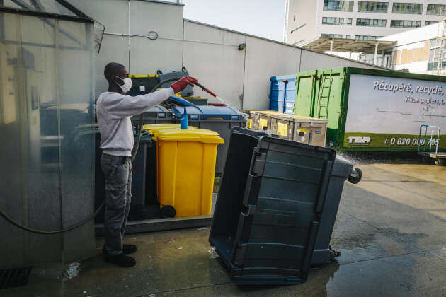 Un employé nettoie une poubelle dans l'espace à ordure de l'hôpital de Villeneuve-Saint-Georges, dans le Val de Marne, le 10 avril.