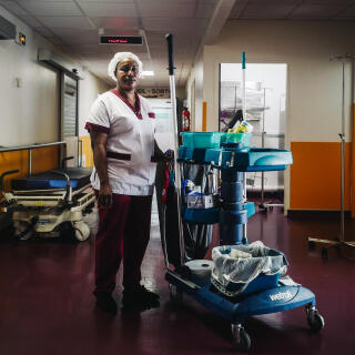 Diby, femme de ménage, pose pour un portrait à l'hôpital de Villeneuve-Saint-Georges, dans le Val de Marne, le 10 avril 2020. Lucas Barioulet pour Le Monde


